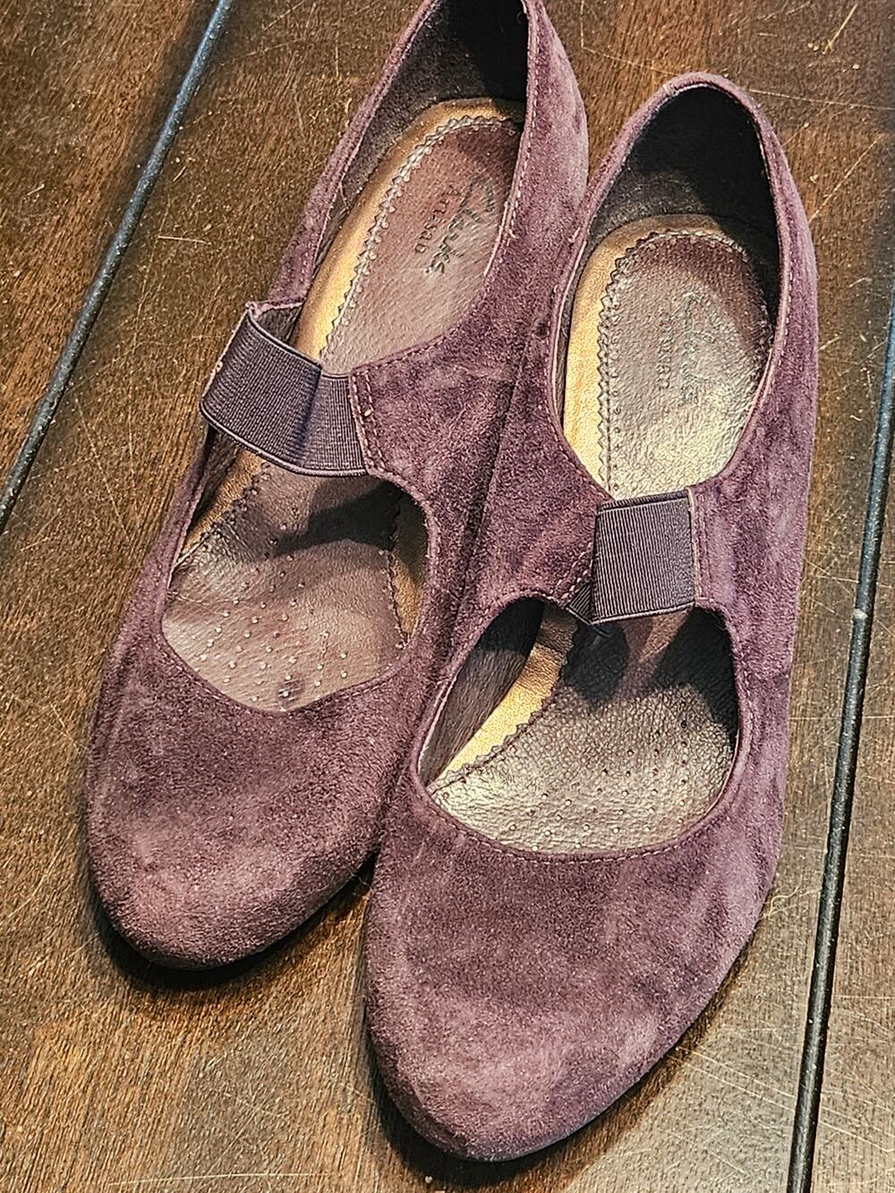 Clark Artisan Active Air Brown Suede Pumps 2" Heels Mary Jane comfort shoe Sz 7